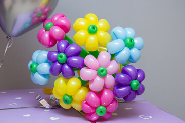 a bouquet of flowers from balloons on the background of the wall