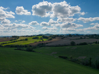 Fototapeta na wymiar Verdi colline con cielo nuvoloso
