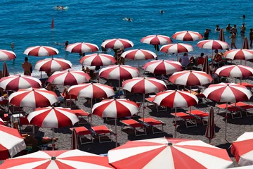 Keuken foto achterwand Positano strand, Amalfi kust, Italië Amalfi beach on famous Amalfi Coast Italy. Rows of red and white parasols or beach umbrellas and tourists relaxing in the sun or bathing in the turquoise sea. Popular holiday destination near Naples.