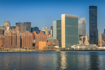 Fototapeta premium Headquarters of the United Nations and midtown Manhattan skyline, New York, USA