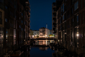 Obraz premium Copenhagen, Denmark A canal with boats in the Nyhavn or New Harbor district at night.