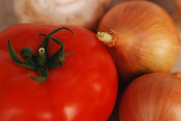 Warzywa i owoce na stole, zbliżenie na pomidory i cebule