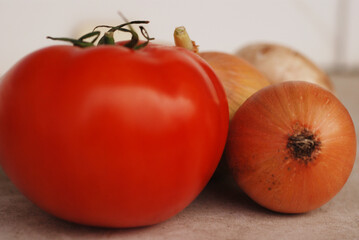 Warzywa i owoce na stole, zbliżenie na pomidory i cebule