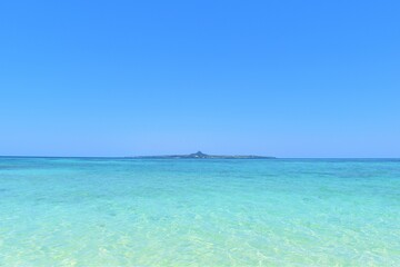Fototapeta na wymiar 沖縄の砂浜の青い海と青い空