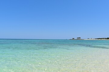 Fototapeta na wymiar 沖縄の砂浜の青い海と青い空