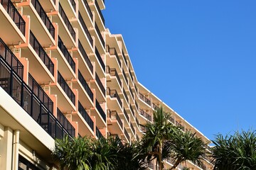 沖縄のホテルの外観と青空