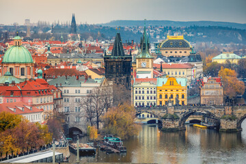 Obraz premium Above Prague old town, Charles bridge and river Vltava at dawn, Czech Republic