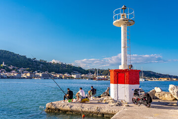 Angler im Hafen von Zakynthos  - obrazy, fototapety, plakaty
