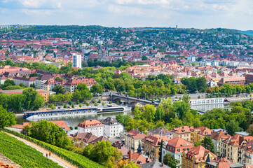 Fototapeta na wymiar Blick auf Würzburg und seine Altstadt mit Kreuzfahrtschiffen auf dem Main