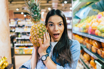 Portrait amazed cheerful young woman shopping