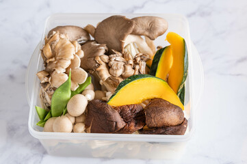 耐熱容器に入ったキノコたち