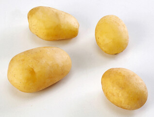 Batatas em fundo branco