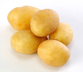 Batatas em fundo branco