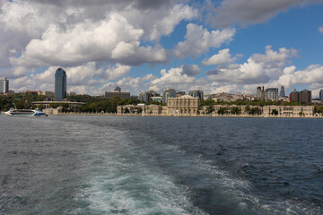 Obraz premium silhouette Istanbul city buildings from water Bosphorus or Golden Horn, public places.