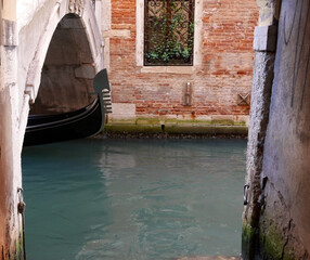 un quieto e caratteristico canale di venezia - obrazy, fototapety, plakaty