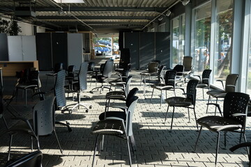 FU 2020-09-12 Liebig 62 Im Raum stehen leere Stühle