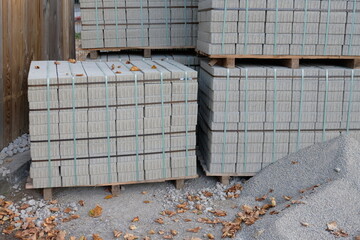 FU 2020-09-19 Schule 24 Klötze mit Pflastersteinen sind gestapelt
