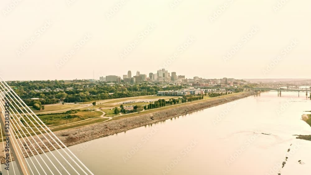 Wall mural bond bridge and kansas city skyline late afternoon. the christopher s. bond bridge in kansas city, m