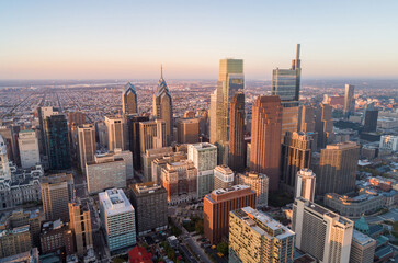 Fototapeta premium Beautiful Sunset Skyline of Philadelphia, Pennsylvania, USA. Business Financial District and Skyscrapers in Background.