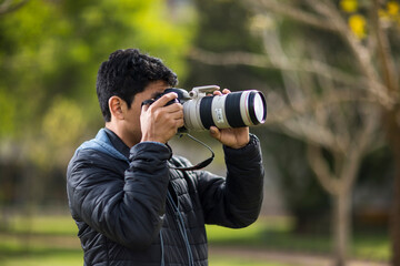 Fotógrafo haciendo fotografías en áreas verdes