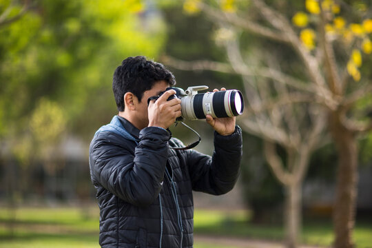 Fotógrafo haciendo fotografías en áreas verdes