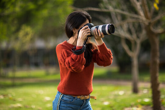 Fotógrafa haciendo fotografías en áreas verdes