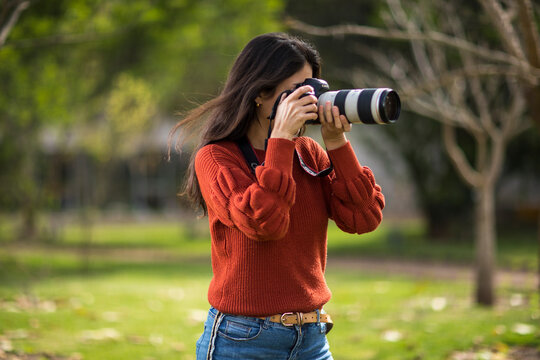 Fotógrafa haciendo fotografías en áreas verdes