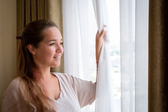 Mujer Mirando Por La Ventana Y Sonrisa