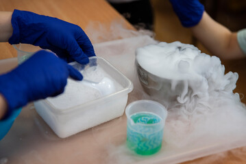 Eksperymenty z suchym lodem, warsztaty naukowe dla dzieci