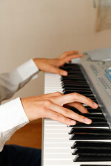 Fototapeta na wymiar hands of a man playing the keyboard 