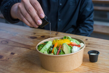 Ensalada saludable con vinagreta de limón y vinagreta blanca