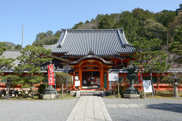 Fototapeta premium 春の毘沙門堂 本堂 京都市山科区