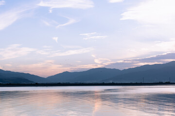 Fototapeta na wymiar 夕焼けが美しい海と山の風景
