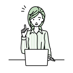 デスクで座ってPCを開いて何かひらめいたブラウスの女性