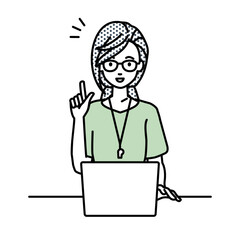 デスクで座ってPCを開いて何かひらめいた教師の女性