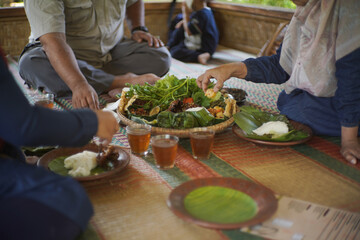 people eat Sundanese food called lalapan nasi timbel