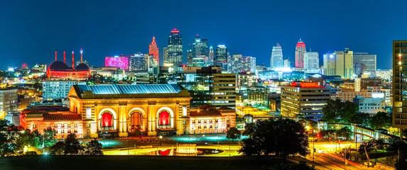Fotobehang Skyline Kansas City skyline by night, viewed from Liberty Memorial Park, near Union Station. Kansas City is the largest city in Missouri.  © mandritoiu