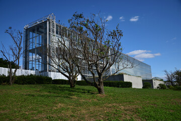 公園の丘に建つテーマパーク