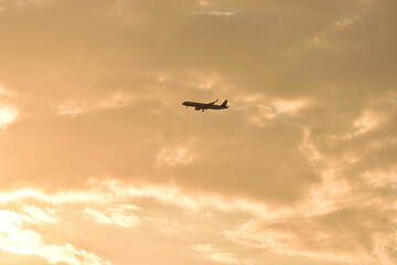 夕焼け空の飛行機