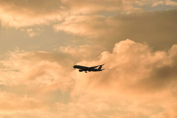 夕焼け空の飛行機