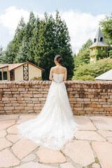 白いドレスを着る女性の後ろ姿