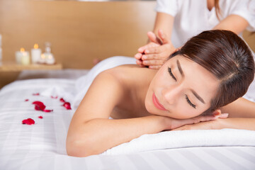 Obraz na płótnie Canvas Asian woman sleep and relax in Thai spa shop