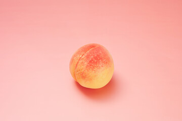 背景素材として活用可能な山梨県産の「白桃」濃い桃色背景あり俯瞰撮影