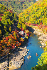 嵐山公園展望台から望む秋の保津川と嵐山