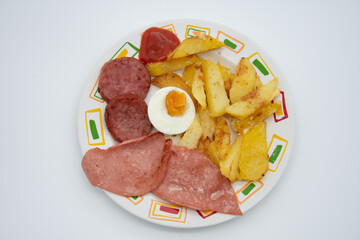 fried potatoes with salami and parizer