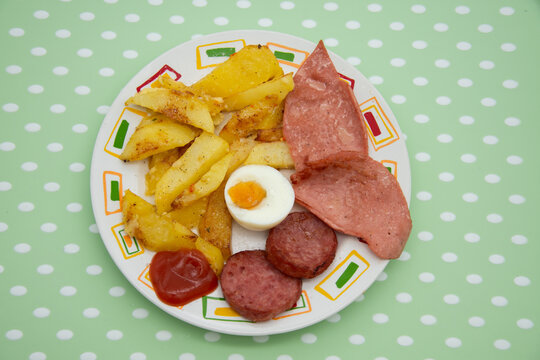 fried potatoes with salami and parizer