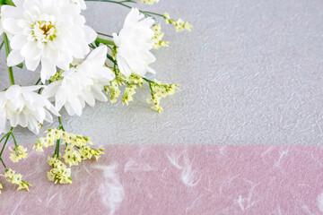 Fototapeta na wymiar 白い菊の花のフレーム　和紙背景