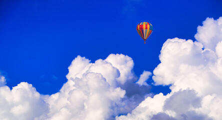 青空に浮かぶ白い雲とバルーン合成