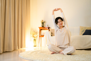 寝る前にストレッチをする女性