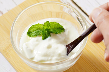ミントが乗ったヨーグルト